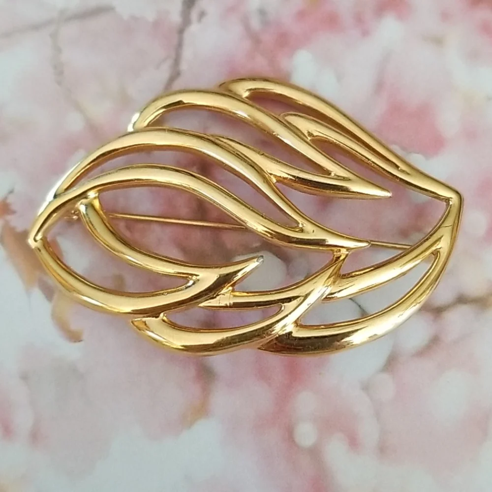 Vintage Signed MONET Goldtone Leaf Design Brooch Pin